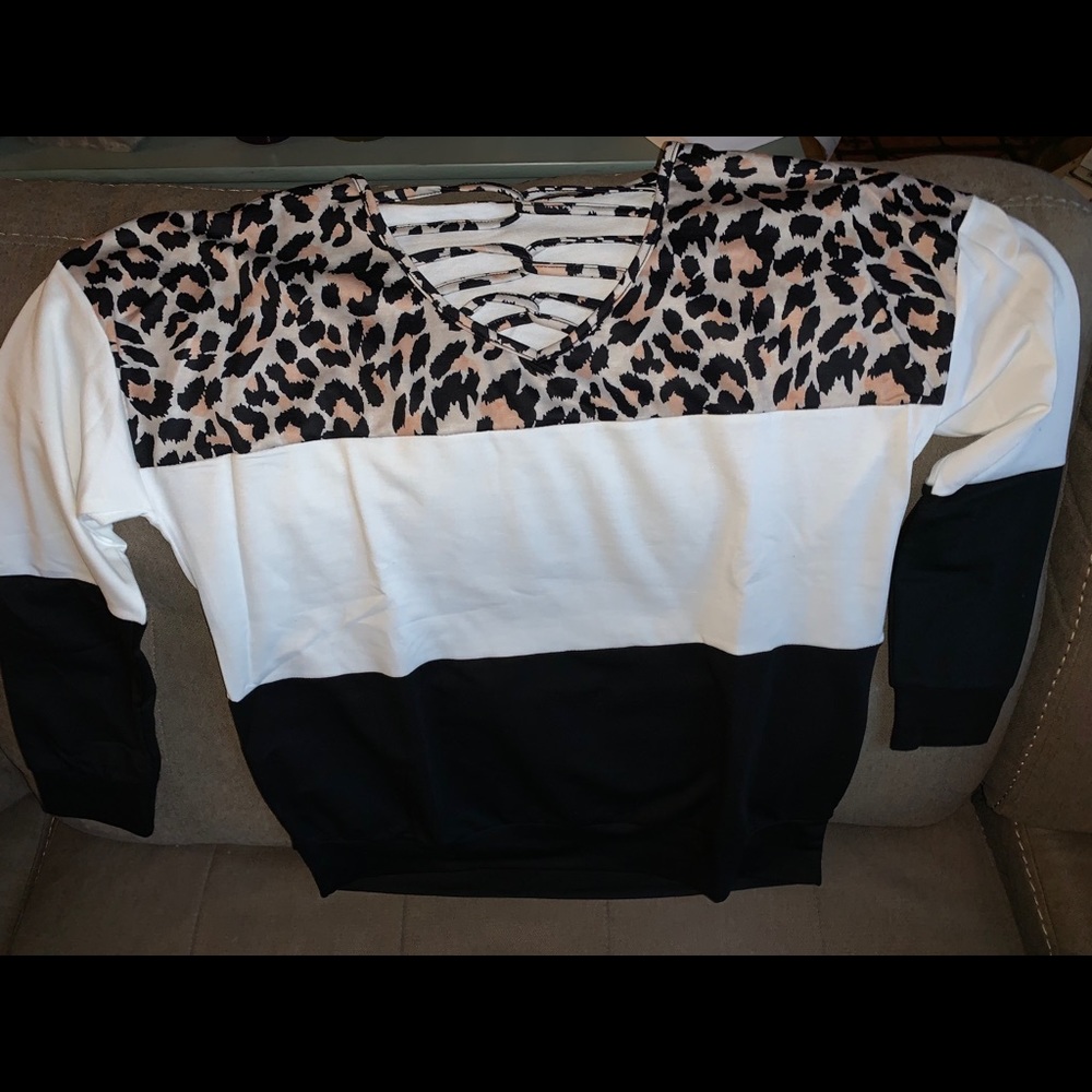 Leopard long sleeve top ✨ - Picture 2 of 5